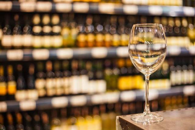 2021年起深圳酒商銷售酒飲需出示特定標識，食品銷售新規引發行業關注
