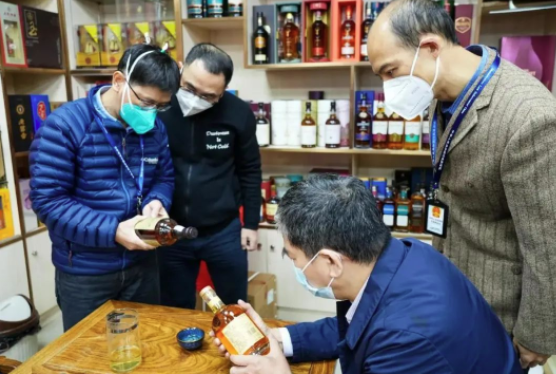第三季“九號查酒”收官 現場查扣一批冒牌“茅臺1935”，食品安全監管再出重拳